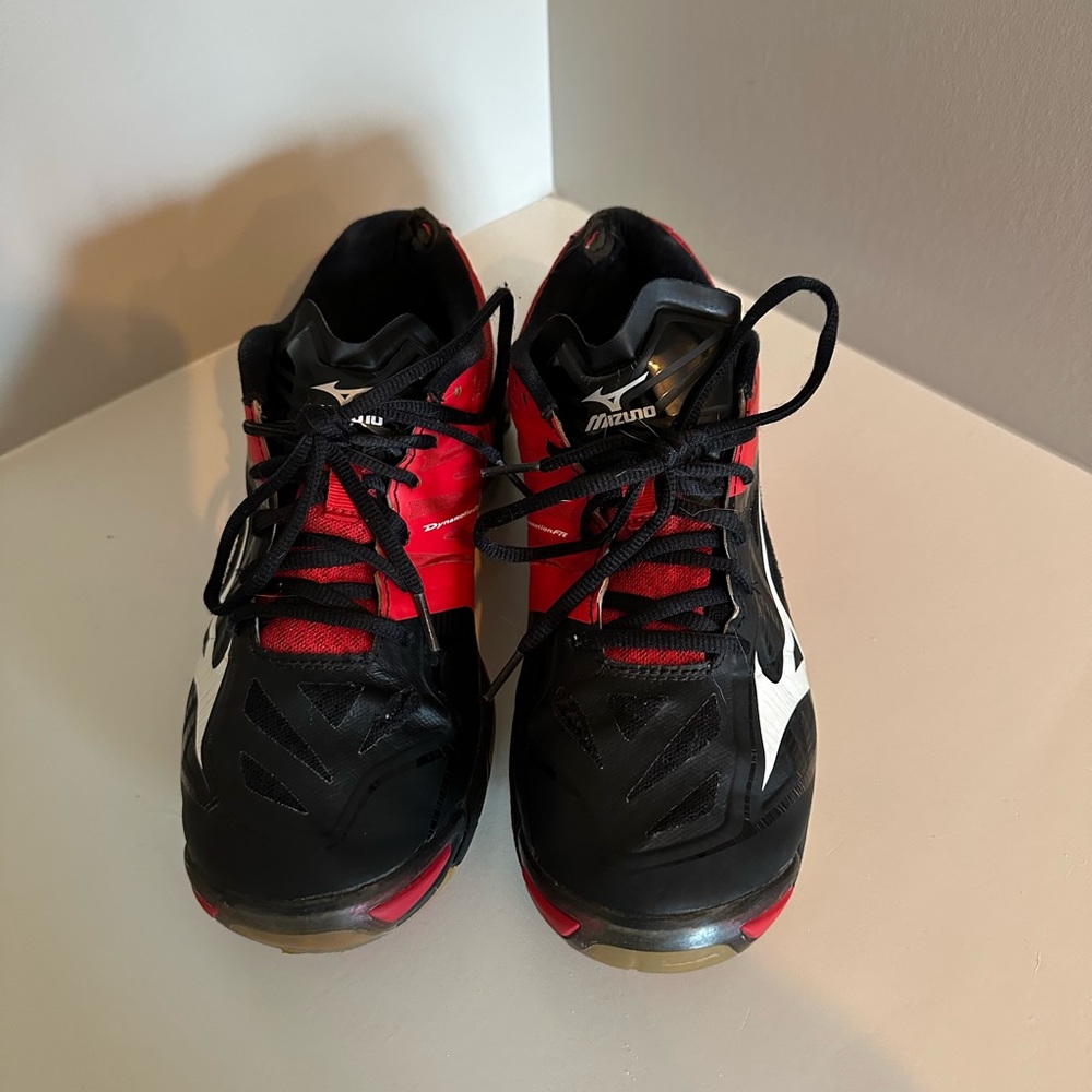 Black and red women’s Mizuno volleyball shoes size 11
